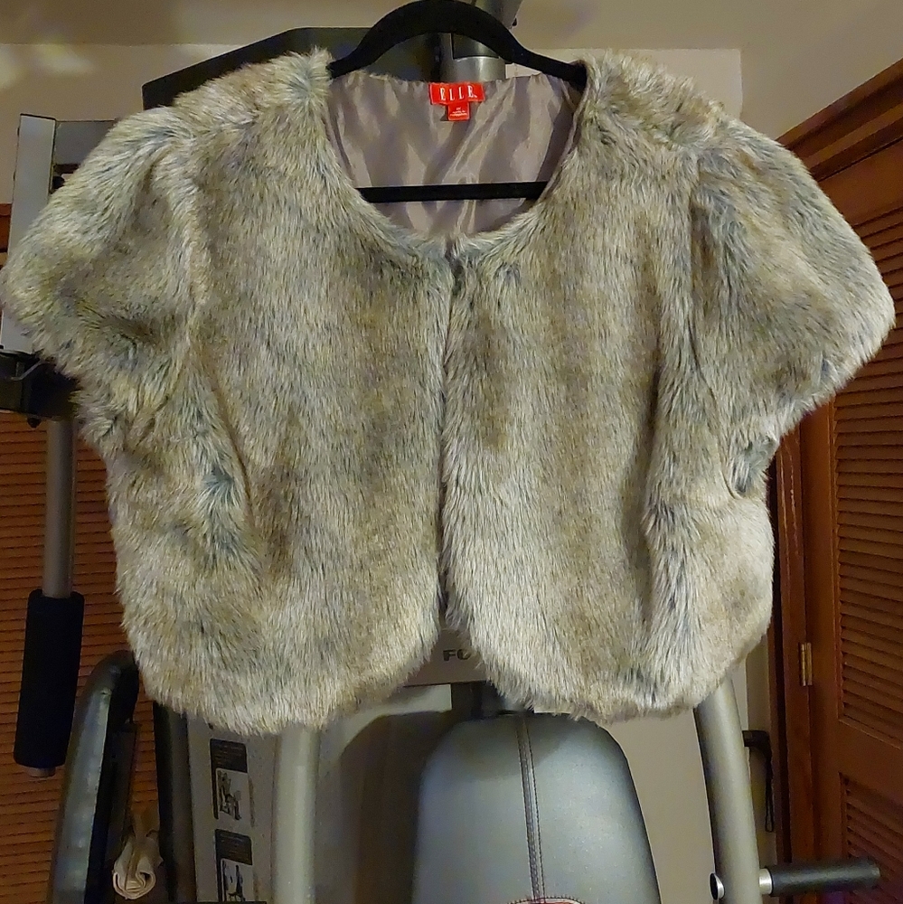 Short gray Cape by Elle
